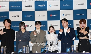 【フォト】ポーズを取る前年の受賞者たち＝青龍シリーズ・アワード