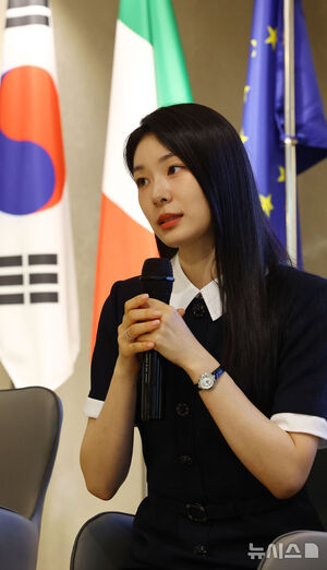 【フォト】ミラノ・コルティナ冬季五輪説明会で発言するキム・ヨナ
