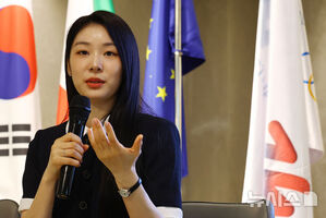 【フォト】ミラノ・コルティナ冬季五輪説明会で発言するキム・ヨナ