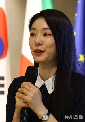 【フォト】ミラノ・コルティナ冬季五輪説明会で発言するキム・ヨナ