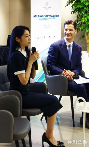 【フォト】ミラノ・コルティナ冬季五輪説明会で発言するキム・ヨナ