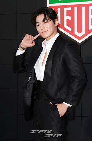 【フォト】ATEEZサン、「ほっぺハート」で魅力アピール