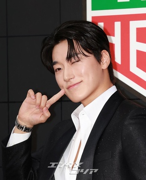 【フォト】ATEEZサン、「ほっぺハート」で魅力アピール