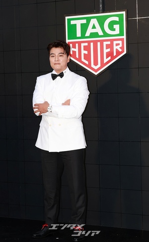 【フォト】元野球選手の秋信守、高級時計がよく似合う