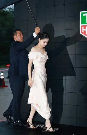 【フォト】「一児の母」孫延在、ピンクのドレス姿が清純