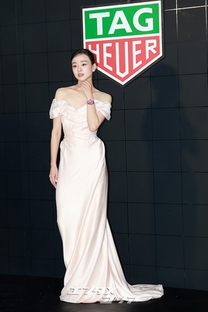 【フォト】「一児の母」孫延在、ピンクのドレス姿が清純