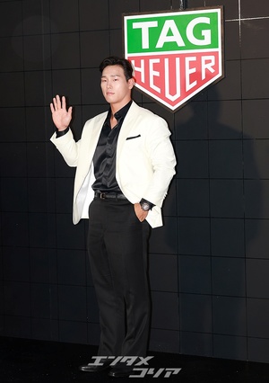 【フォト】がっしりした体格の尹誠彬、強靭さアピール