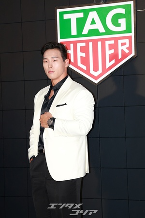 【フォト】がっしりした体格の尹誠彬、強靭さアピール