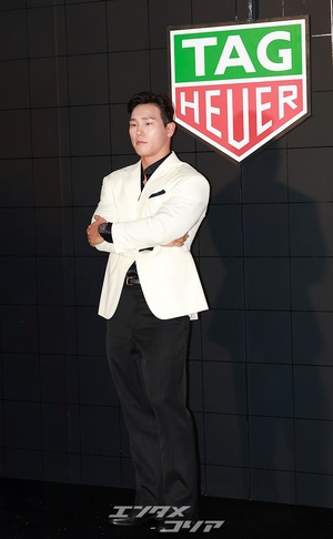 【フォト】がっしりした体格の尹誠彬、強靭さアピール