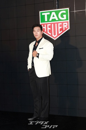 【フォト】がっしりした体格の尹誠彬、強靭さアピール