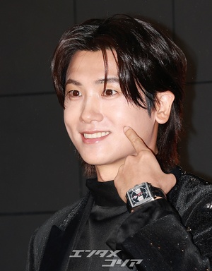 【フォト】パク・ヒョンシク、輝くジャケットを羽織り男らしい魅力