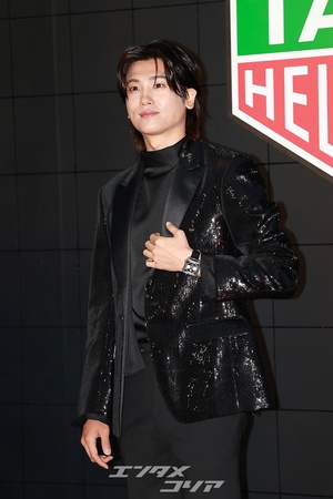 【フォト】パク・ヒョンシク、輝くジャケットを羽織り男らしい魅力