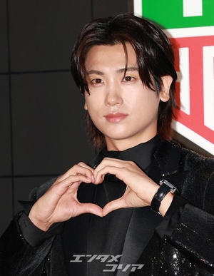 【フォト】パク・ヒョンシク、輝くジャケットを羽織り男らしい魅力