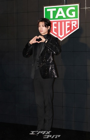 【フォト】パク・ヒョンシク、輝くジャケットを羽織り男らしい魅力