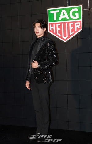 【フォト】パク・ヒョンシク、輝くジャケットを羽織り男らしい魅力