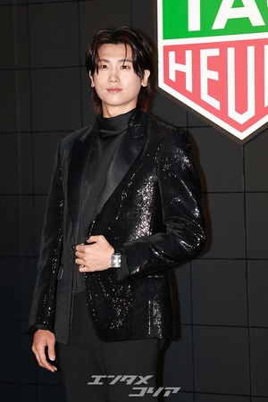 【フォト】パク・ヒョンシク、輝くジャケットを羽織り男らしい魅力