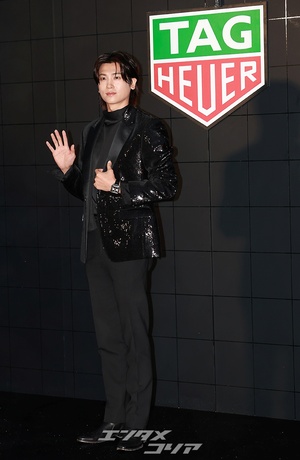 【フォト】パク・ヒョンシク、輝くジャケットを羽織り男らしい魅力