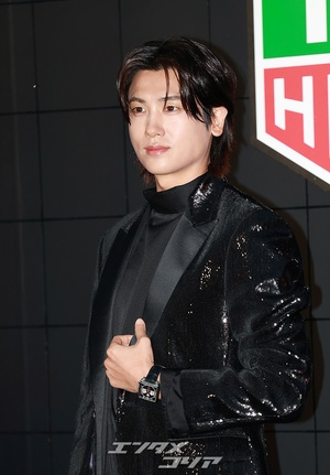 【フォト】パク・ヒョンシク、輝くジャケットを羽織り男らしい魅力