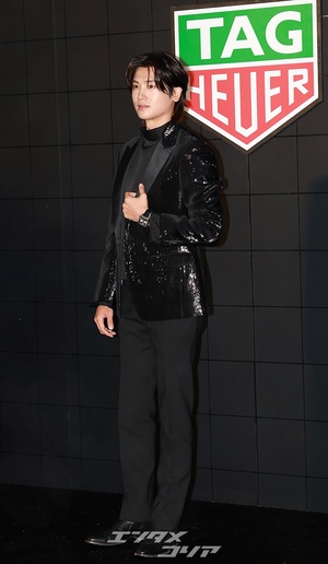 【フォト】パク・ヒョンシク、輝くジャケットを羽織り男らしい魅力