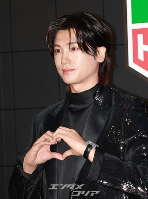 【フォト】パク・ヒョンシク、輝くジャケットを羽織り男らしい魅力