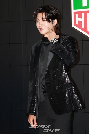 【フォト】パク・ヒョンシク、輝くジャケットを羽織り男らしい魅力