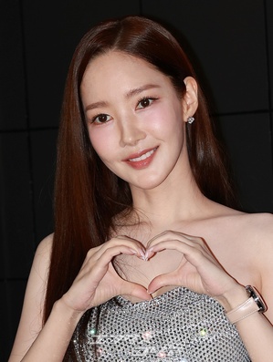 【フォト】パク・ミニョン、シルバーのドレスより輝く美しさ