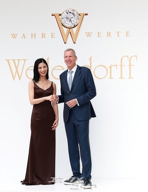 【フォト】バレリーナのカン・スジン、魅惑的なシルクのドレス姿