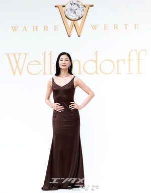 【フォト】バレリーナのカン・スジン、魅惑的なシルクのドレス姿