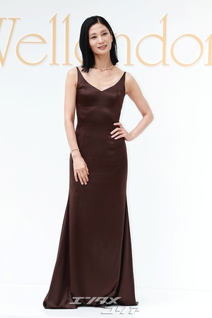 【フォト】バレリーナのカン・スジン、魅惑的なシルクのドレス姿