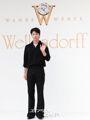 【フォト】ユク・ソンジェ、シックな黒の装いで際立つビジュアル