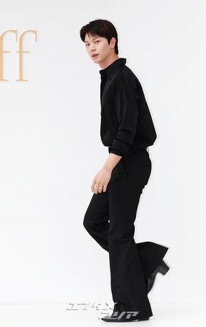 【フォト】ユク・ソンジェ、シックな黒の装いで際立つビジュアル