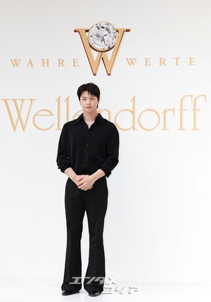 【フォト】ユク・ソンジェ、シックな黒の装いで際立つビジュアル