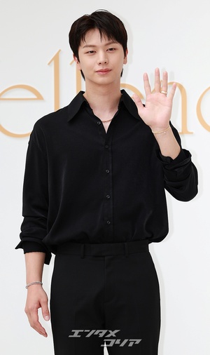 【フォト】ユク・ソンジェ、シックな黒の装いで際立つビジュアル