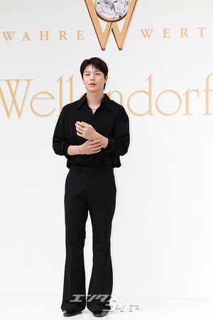 【フォト】ユク・ソンジェ、シックな黒の装いで際立つビジュアル