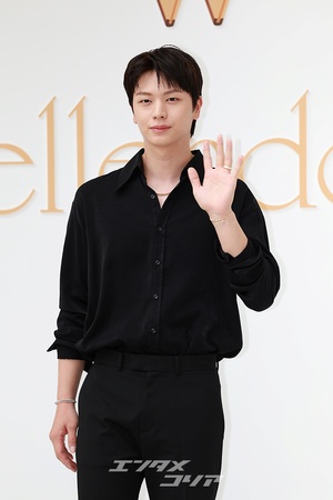 【フォト】ユク・ソンジェ、シックな黒の装いで際立つビジュアル