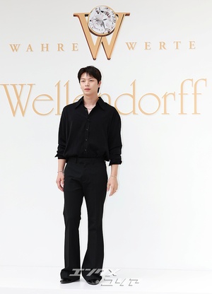 【フォト】ユク・ソンジェ、シックな黒の装いで際立つビジュアル