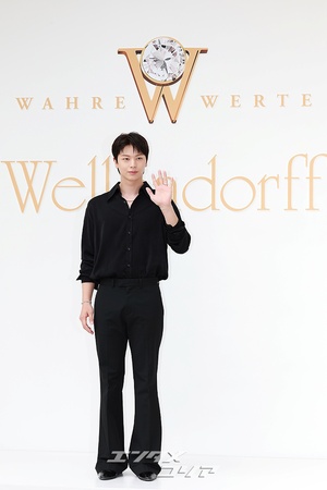 【フォト】ユク・ソンジェ、シックな黒の装いで際立つビジュアル