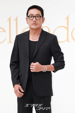 【フォト】スーツ姿のハ・ジョンウ、ネックレス＆ブレスレットがポイント