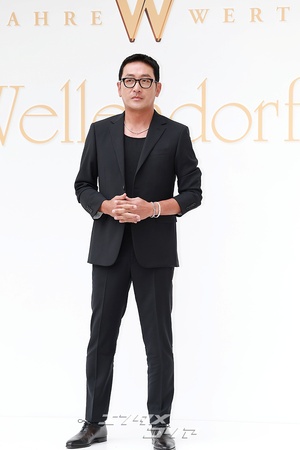 【フォト】スーツ姿のハ・ジョンウ、ネックレス＆ブレスレットがポイント