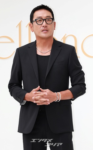 【フォト】スーツ姿のハ・ジョンウ、ネックレス＆ブレスレットがポイント