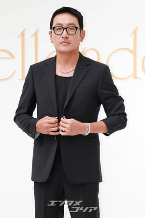 【フォト】スーツ姿のハ・ジョンウ、ネックレス＆ブレスレットがポイント