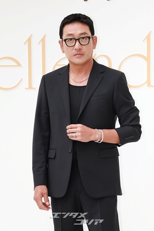 【フォト】スーツ姿のハ・ジョンウ、ネックレス＆ブレスレットがポイント