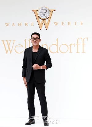 【フォト】スーツ姿のハ・ジョンウ、ネックレス＆ブレスレットがポイント