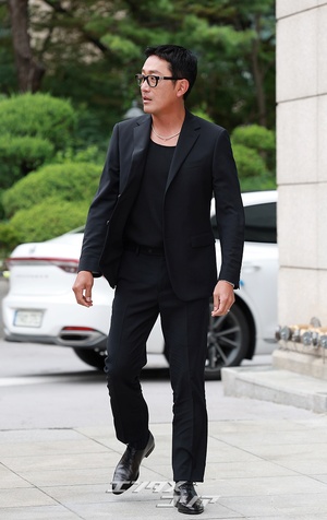 【フォト】スーツ姿のハ・ジョンウ、ネックレス＆ブレスレットがポイント