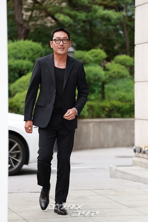 【フォト】スーツ姿のハ・ジョンウ、ネックレス＆ブレスレットがポイント