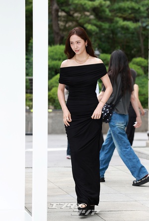 【フォト】チョン・スジョン、上品な黒の女神…際立つほっそりウエスト