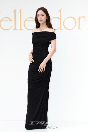 【フォト】チョン・スジョン、上品な黒の女神…際立つほっそりウエスト