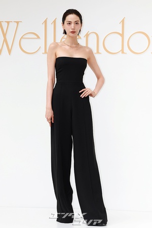【フォト】ウエットへアのナナ、肩出しジャンプスーツ姿がシック