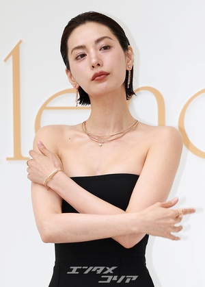 【フォト】ウエットへアのナナ、肩出しジャンプスーツ姿がシック