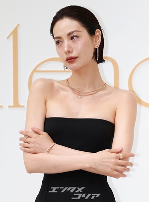 【フォト】ウエットへアのナナ、肩出しジャンプスーツ姿がシック